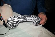 Moment de concentration et de création lors de l’atelier personnalisation d’objet MadCityZen. | © MadCityZen